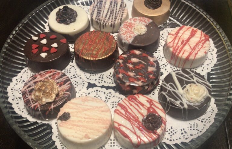 Chocolate Covered Oreos (1 dozen)